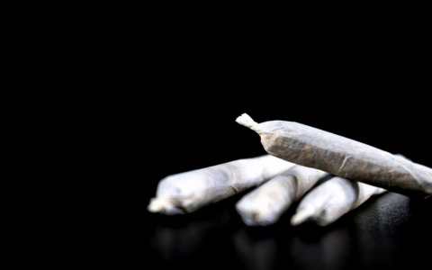 Hashish e contanti nel cruscotto: 52enne arrestato