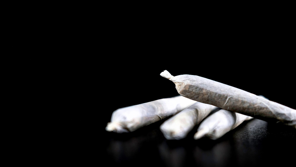 Hashish e contanti nel cruscotto: 52enne arrestato