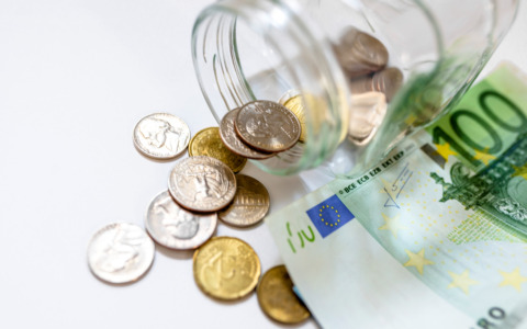 Il gasolio resta sopra i 2 euro nonostante lo sconto, benzina in aumento