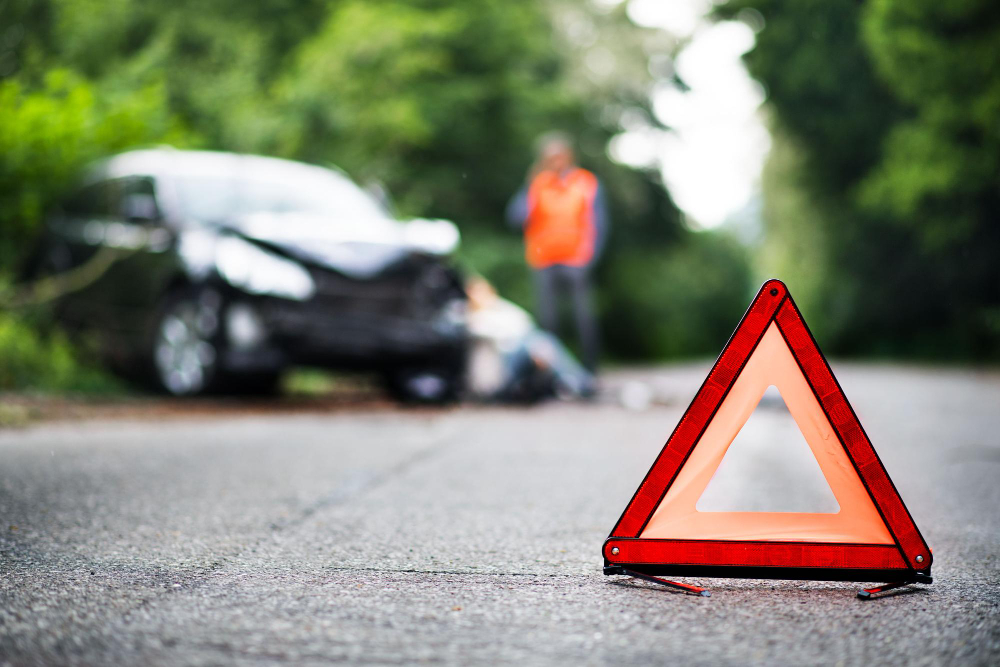 Incidente mortale e gravissimo in moto: due feriti gravi