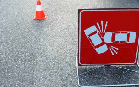 Incidente stradale: furgone si ribalta, due feriti