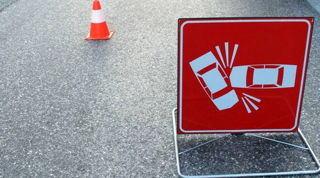 Incidente stradale: furgone si ribalta, due feriti