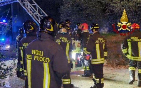 Incendio in un capanno, coinvolta anche un’auto