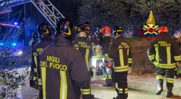 Incendio in un capanno, coinvolta anche un’auto