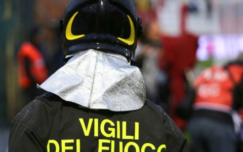 Incendio di rotoballe a Foiano della Chiana: pompieri al lavoro