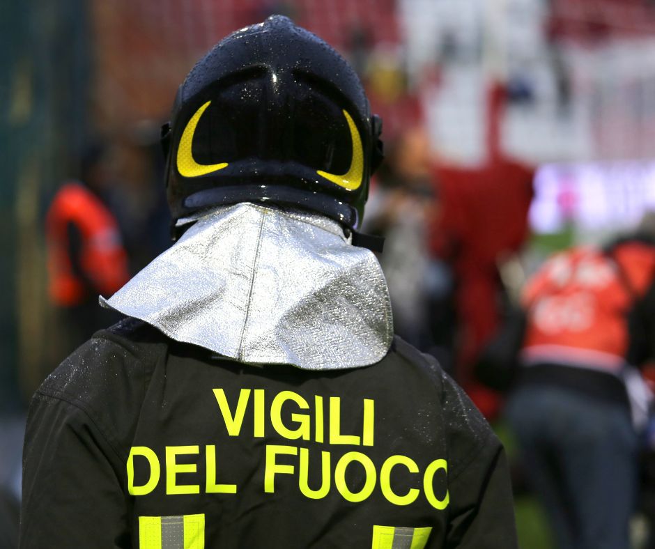 Incendio di rotoballe a Foiano della Chiana: pompieri al lavoro